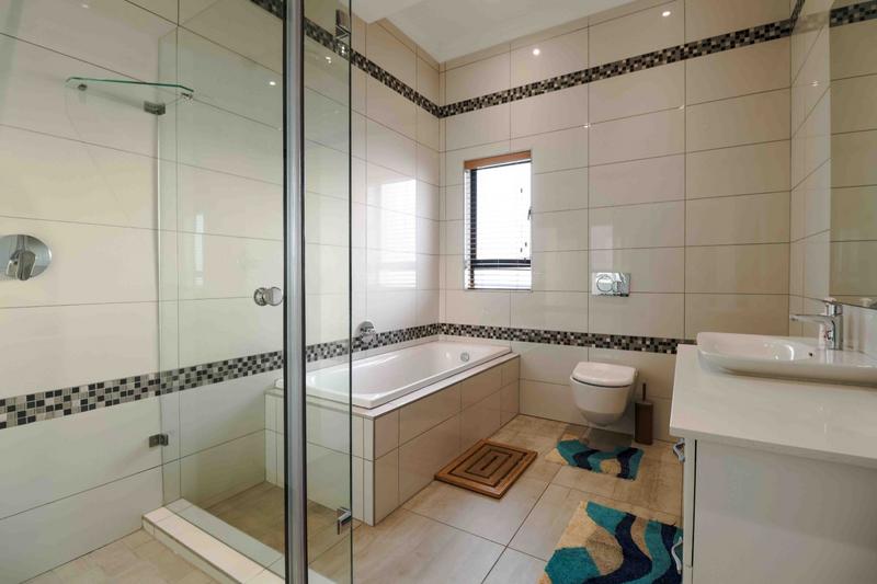 5 Bedroom Property for Sale in Copperleaf Estate Gauteng