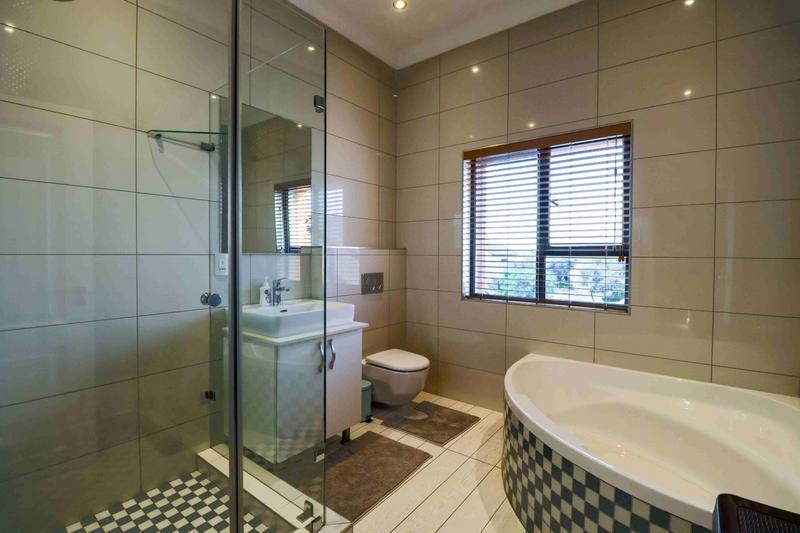 5 Bedroom Property for Sale in Copperleaf Estate Gauteng