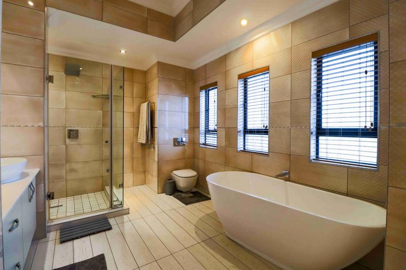 5 Bedroom Property for Sale in Copperleaf Estate Gauteng