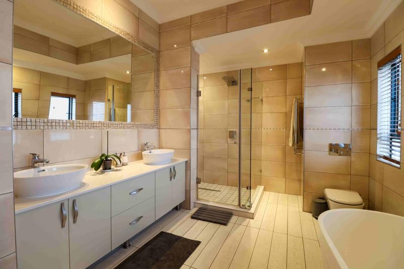 5 Bedroom Property for Sale in Copperleaf Estate Gauteng