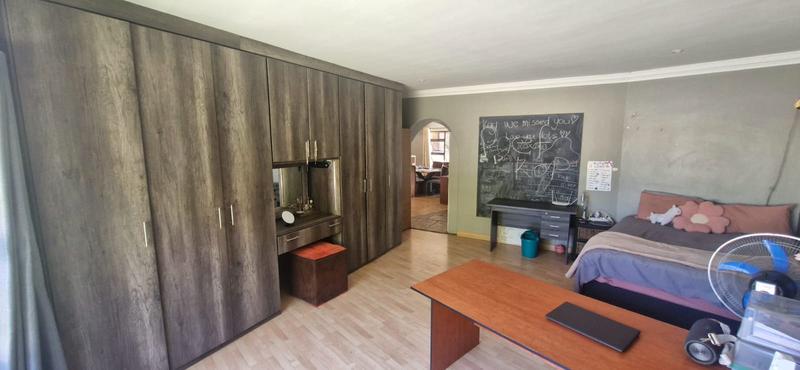 8 Bedroom Property for Sale in Raslouw A H Gauteng