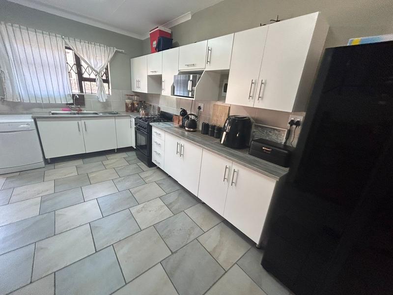 To Let 3 Bedroom Property for Rent in Strubenvale Gauteng
