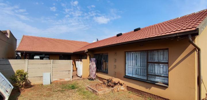 5 Bedroom Property for Sale in Roodekop Gauteng