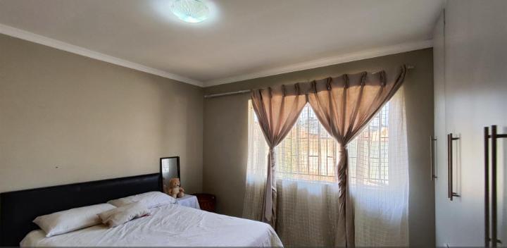 5 Bedroom Property for Sale in Roodekop Gauteng