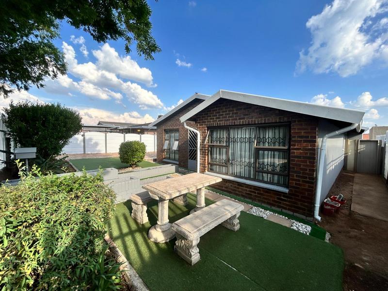 4 Bedroom Property for Sale in Crown Gardens Gauteng