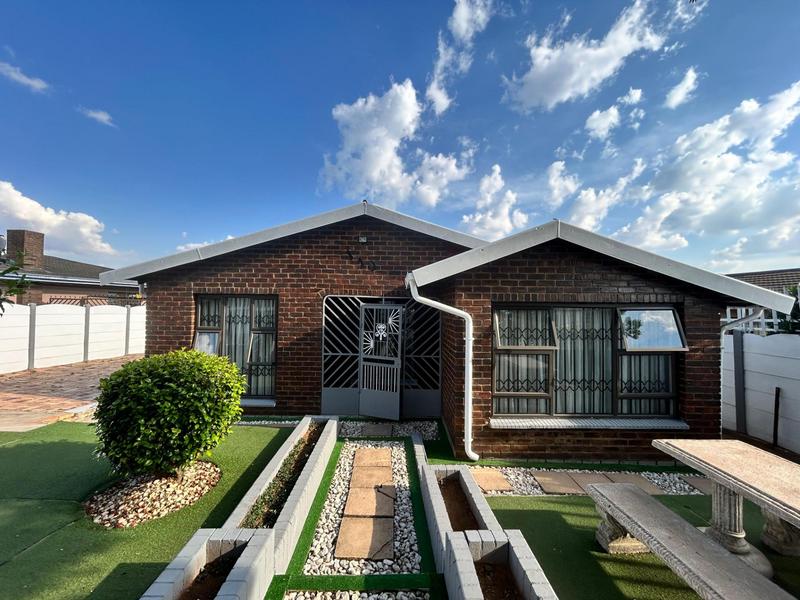 4 Bedroom Property for Sale in Crown Gardens Gauteng