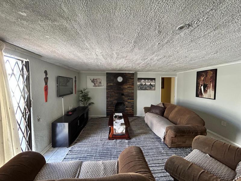 4 Bedroom Property for Sale in Crown Gardens Gauteng