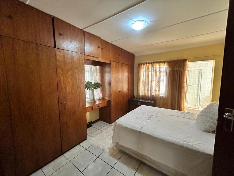 4 Bedroom Property for Sale in Crown Gardens Gauteng