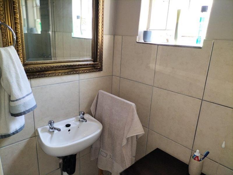 To Let 1 Bedroom Property for Rent in Edenvale Central Gauteng