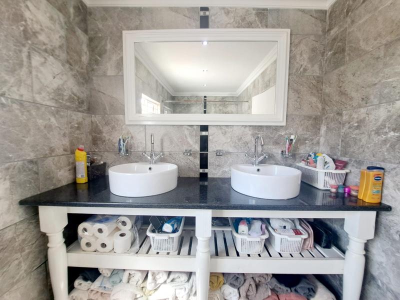 4 Bedroom Property for Sale in Heuweloord Gauteng