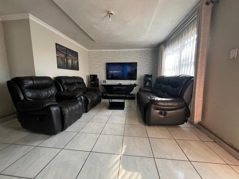 2 Bedroom Property for Sale in Windmill Park Gauteng