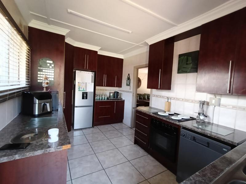 To Let 3 Bedroom Property for Rent in Strubenvale Gauteng