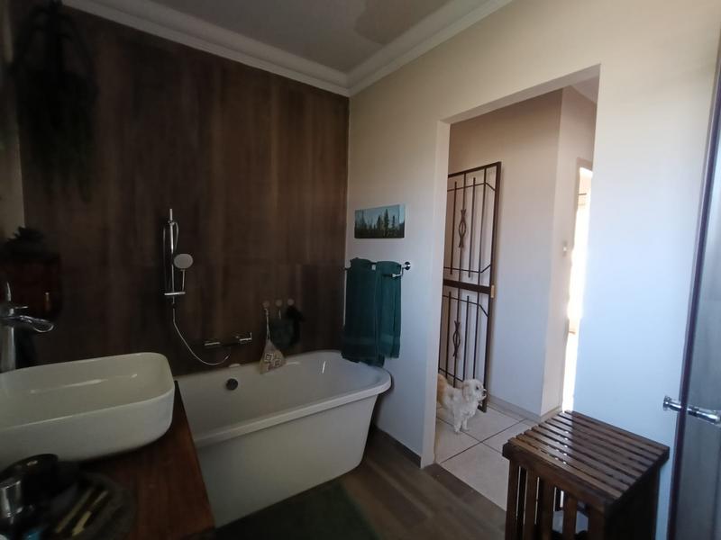 To Let 3 Bedroom Property for Rent in Strubenvale Gauteng