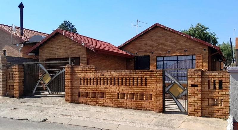 3 Bedroom Property for Sale in Protea North Gauteng