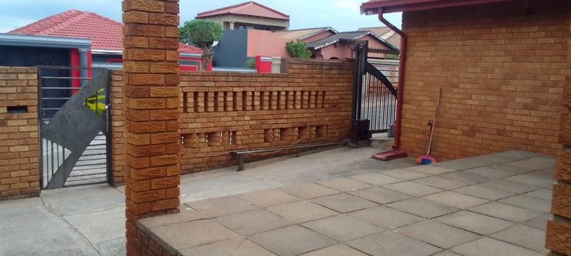 3 Bedroom Property for Sale in Protea North Gauteng