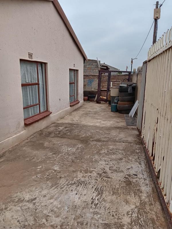 5 Bedroom Property for Sale in Buhle Park Gauteng