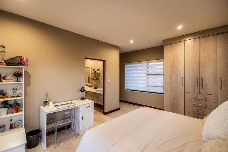 5 Bedroom Property for Sale in Midstream Ridge Gauteng