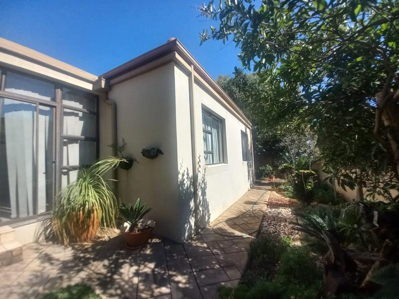 To Let 3 Bedroom Property for Rent in Eldoglen Gauteng