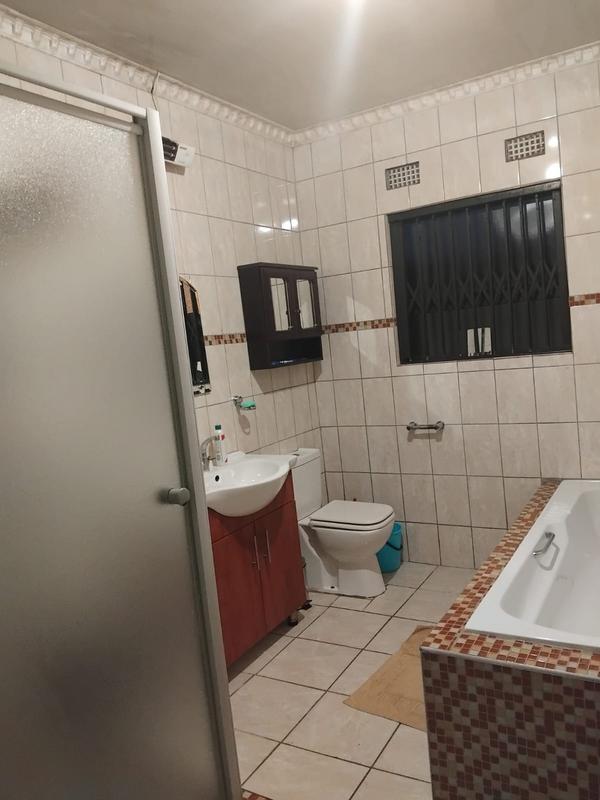 5 Bedroom Property for Sale in Tsakane Gauteng