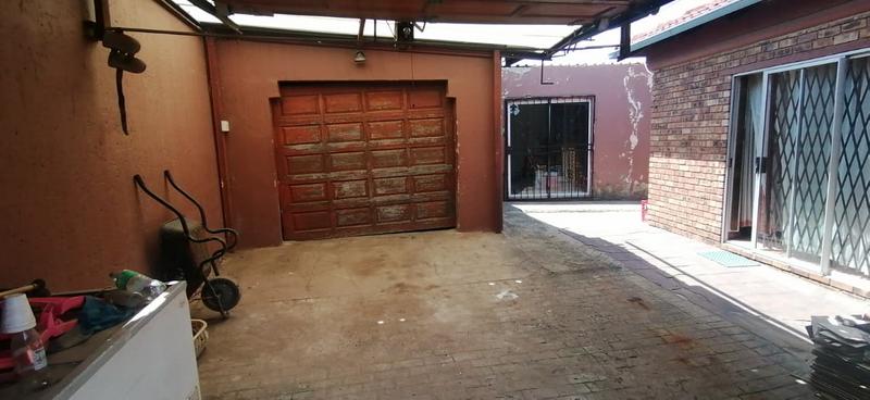 5 Bedroom Property for Sale in Tsakane Gauteng