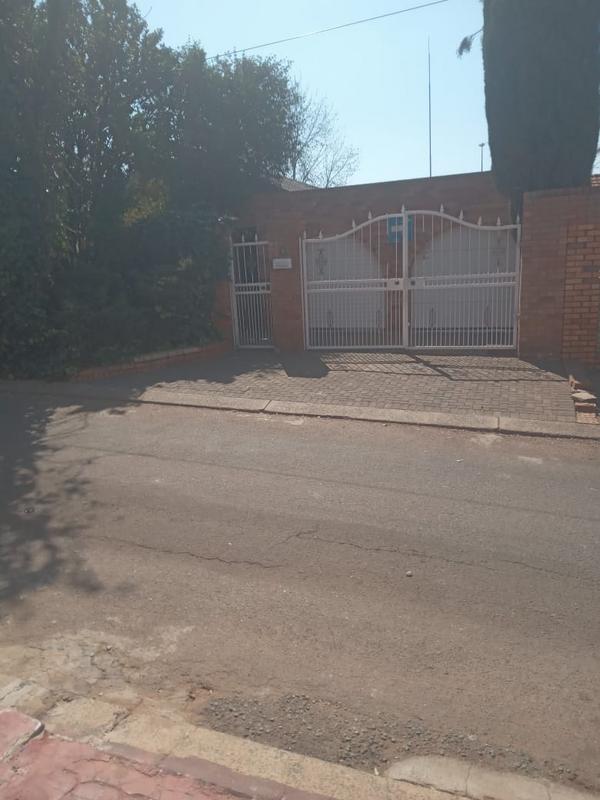 3 Bedroom Property for Sale in Dhlamini Gauteng