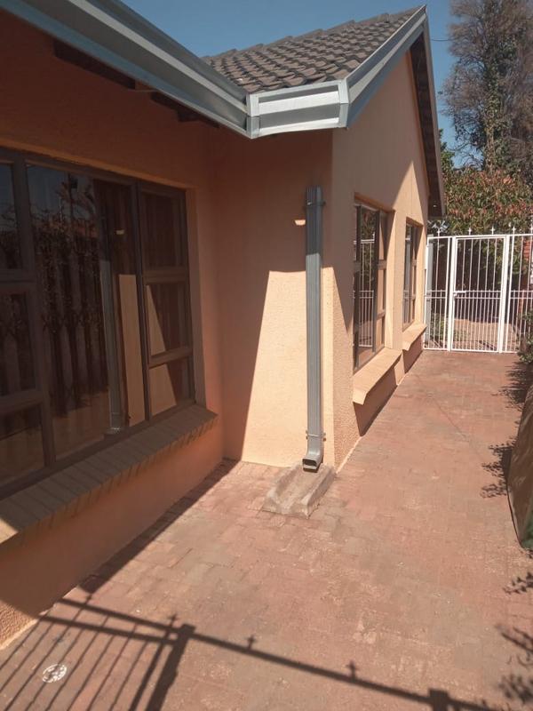 3 Bedroom Property for Sale in Dhlamini Gauteng