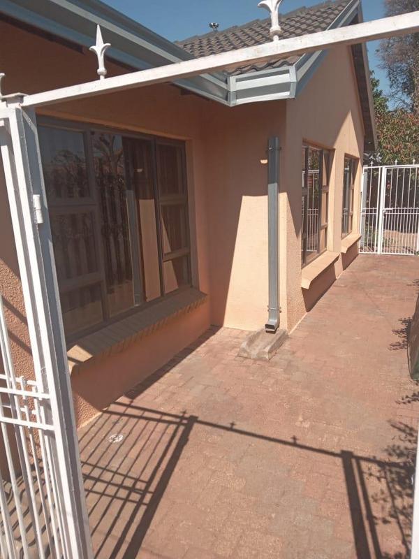 3 Bedroom Property for Sale in Dhlamini Gauteng