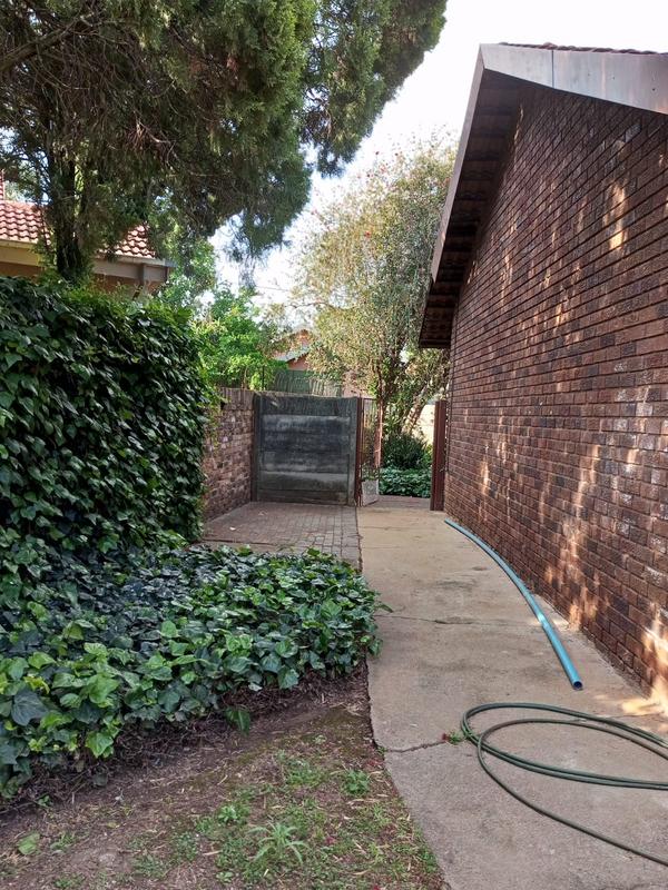 To Let 3 Bedroom Property for Rent in Petersfield Gauteng