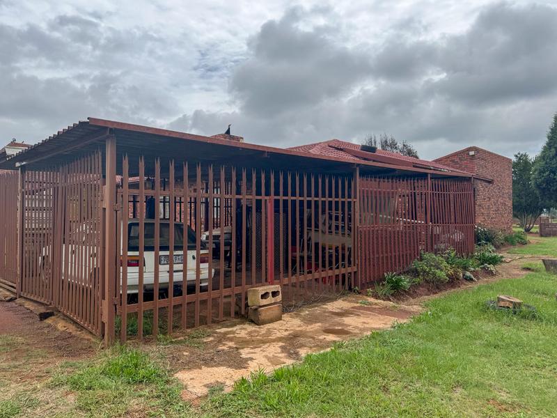 4 Bedroom Property for Sale in Zuurbekom Gauteng