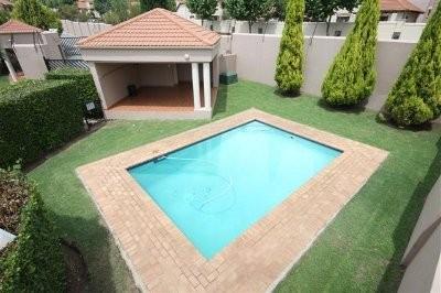 To Let 2 Bedroom Property for Rent in Pineslopes Gauteng
