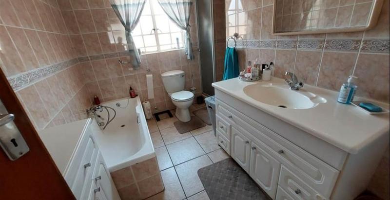 4 Bedroom Property for Sale in Bassonia Gauteng