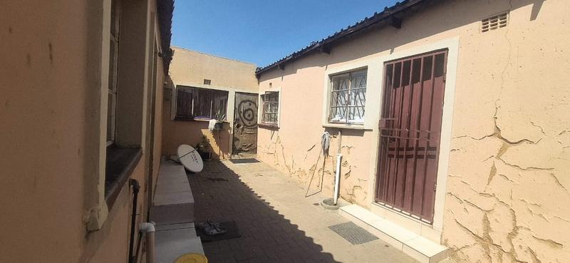 10 Bedroom Property for Sale in Teanong Gauteng