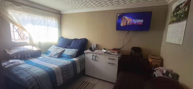 10 Bedroom Property for Sale in Teanong Gauteng