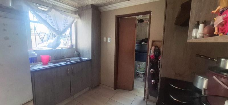 10 Bedroom Property for Sale in Teanong Gauteng
