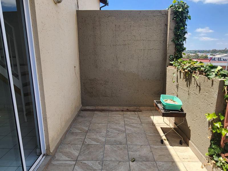 To Let 2 Bedroom Property for Rent in Bromhof Gauteng