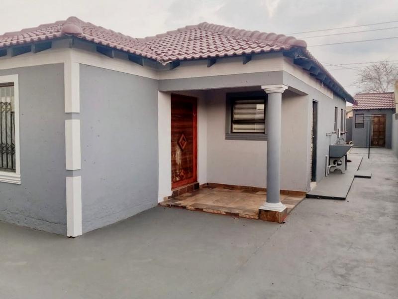 4 Bedroom Property for Sale in Protea Glen Gauteng