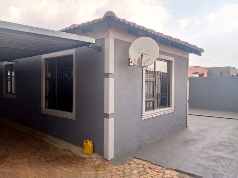 4 Bedroom Property for Sale in Protea Glen Gauteng