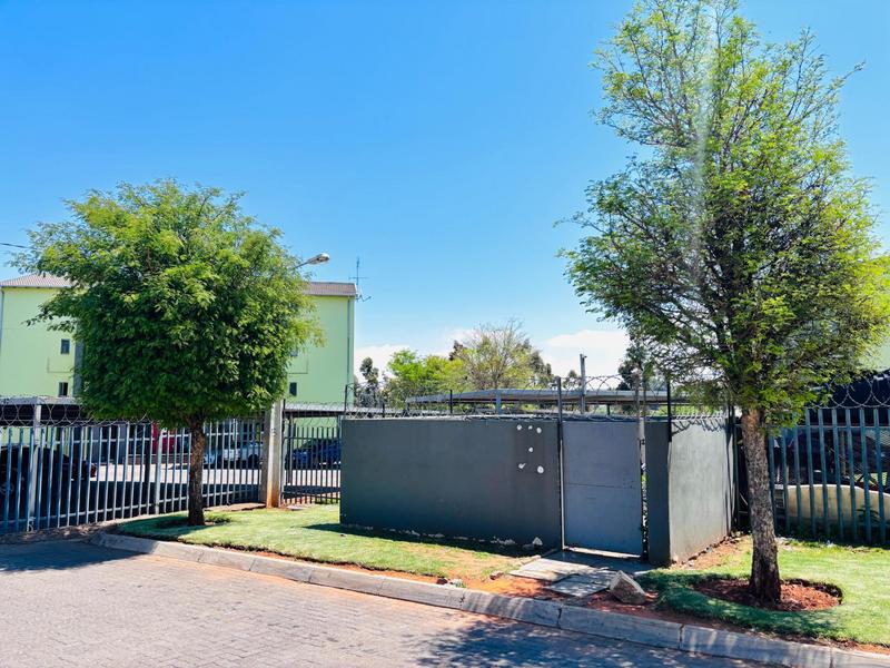 To Let 2 Bedroom Property for Rent in Fleurhof Gauteng
