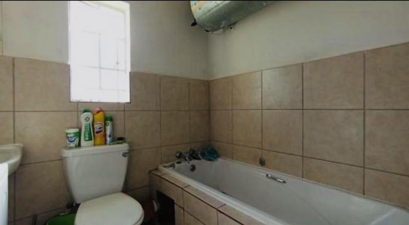 To Let 2 Bedroom Property for Rent in Fleurhof Gauteng