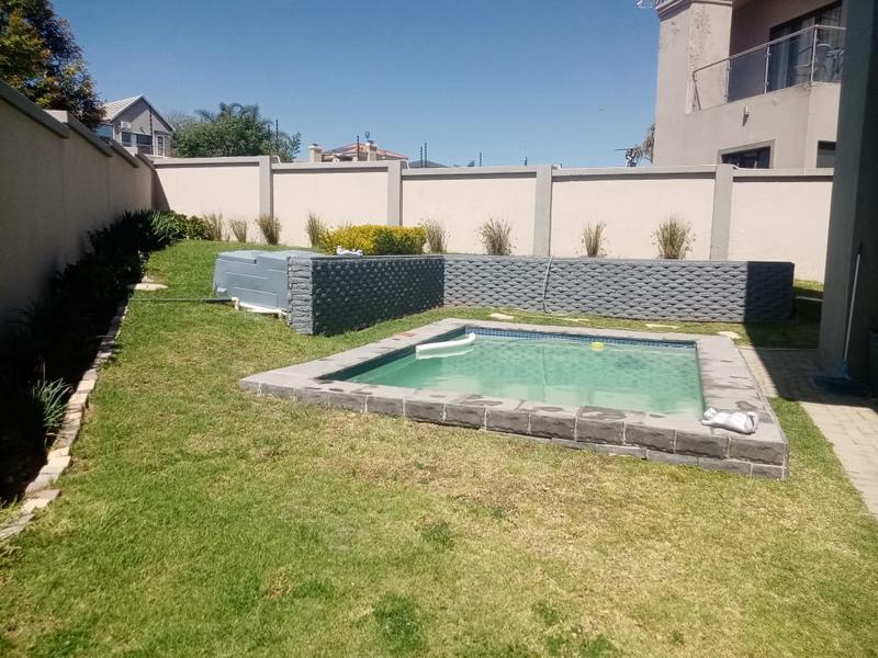 4 Bedroom Property for Sale in Strubensvallei Gauteng