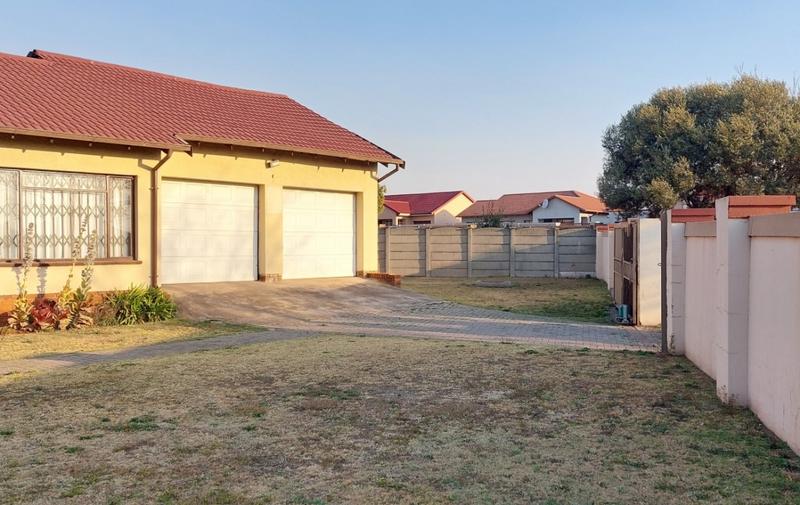 3 Bedroom Property for Sale in Rondebult Gauteng