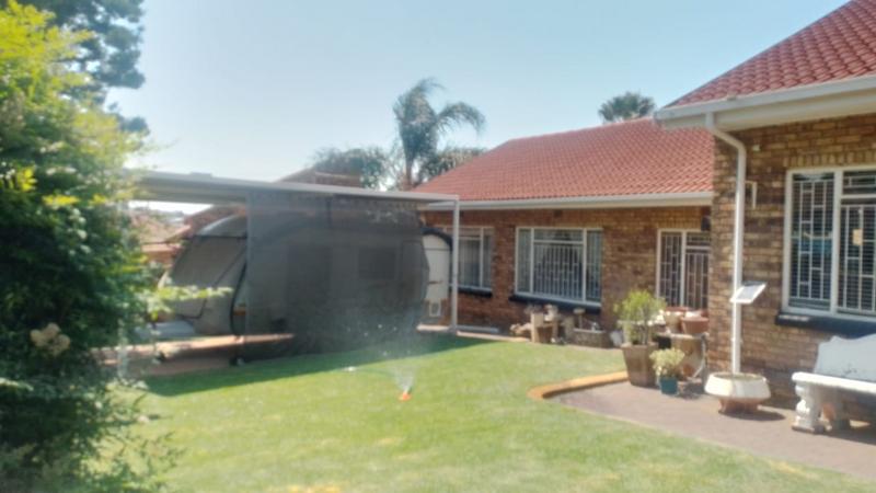 4 Bedroom Property for Sale in Helikonpark Gauteng
