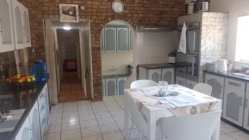 4 Bedroom Property for Sale in Helikonpark Gauteng