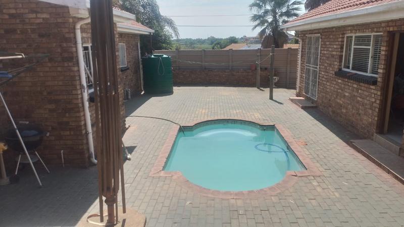 4 Bedroom Property for Sale in Helikonpark Gauteng
