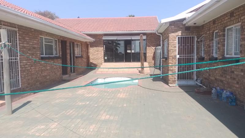 4 Bedroom Property for Sale in Helikonpark Gauteng