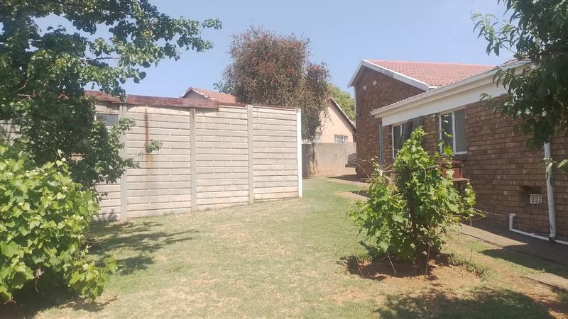 4 Bedroom Property for Sale in Helikonpark Gauteng