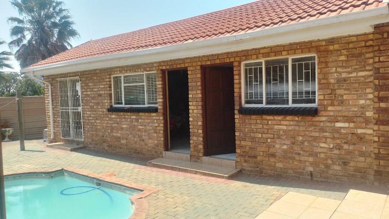 4 Bedroom Property for Sale in Helikonpark Gauteng