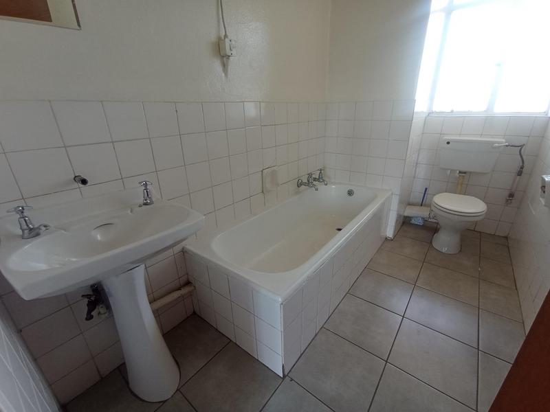 To Let 1 Bedroom Property for Rent in Florida Lake Gauteng