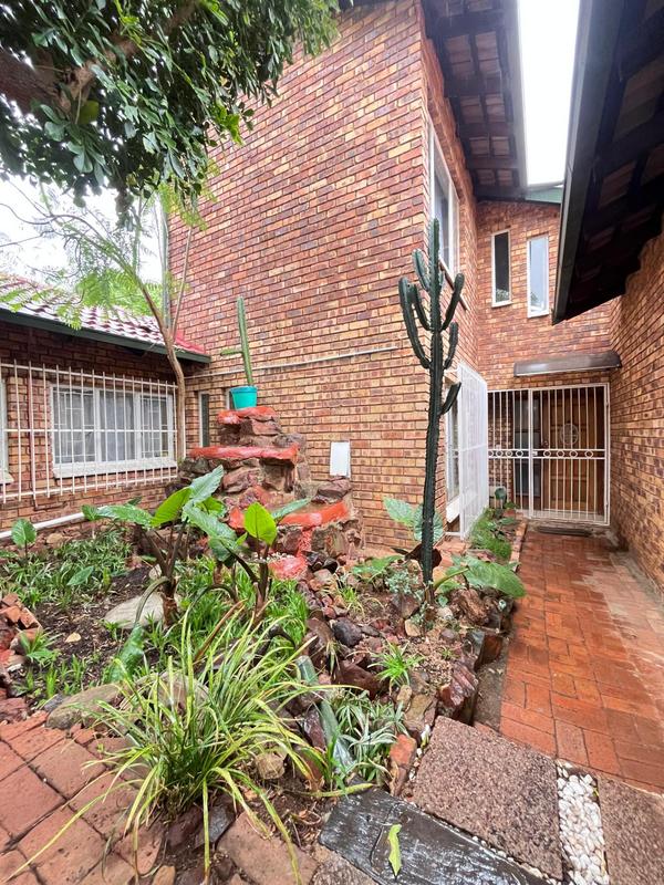 5 Bedroom Property for Sale in Moreleta Park Gauteng