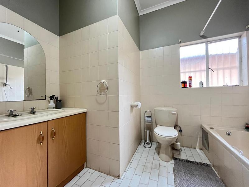 5 Bedroom Property for Sale in Moreleta Park Gauteng